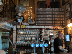 De bedrijfsnaam is Billie's Bier Kafétaria