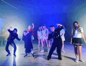 De bedrijfsnaam is born4dance antwerpen zuid