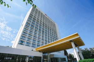 De bedrijfsnaam is Crowne Plaza Antwerpen