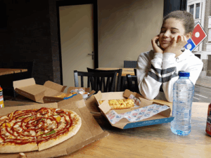 De bedrijfsnaam is Domino's Pizza Antwerpen Deurne