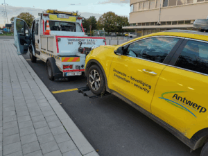 De bedrijfsnaam is E.H.B.A (Eerste Hulp Bij Autopech) takeldienst - depannage