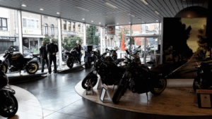 De bedrijfsnaam is Fiets en Motorcenter Van Roosbroeck