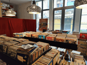 De bedrijfsnaam is Grey Vinyl Treasures