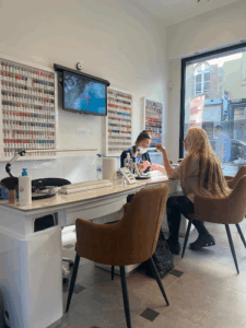 De bedrijfsnaam is hollywood nails antwerp