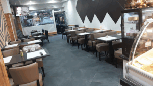 De bedrijfsnaam is Mo's Steakhouse