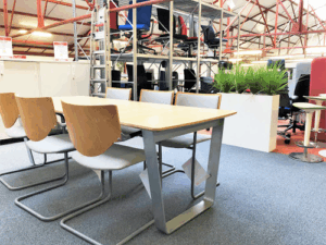 De bedrijfsnaam is outlet kantoormeubelen