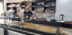 De bedrijfsnaam is patisserie al meshwar