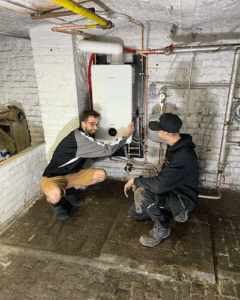 De bedrijfsnaam is sani-pro verwarming en sanitair bv