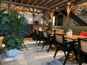 De bedrijfsnaam is V modern Italian