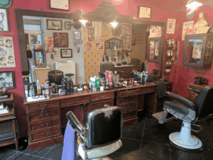 De naam van het bedrijf is brabo's hand barbershop